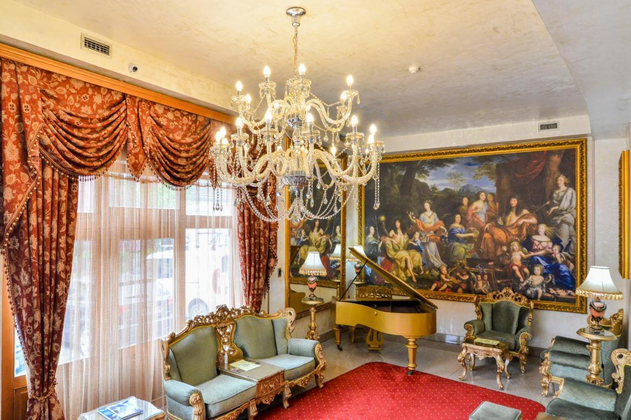 Premier Prezident Garni Hotel And Spa เซรมสกี คาร์ลอฟซี ภายนอก รูปภาพ